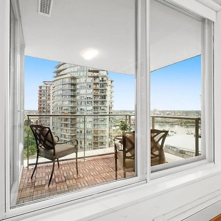 Water View Condo In Downtown Ванкувър Екстериор снимка